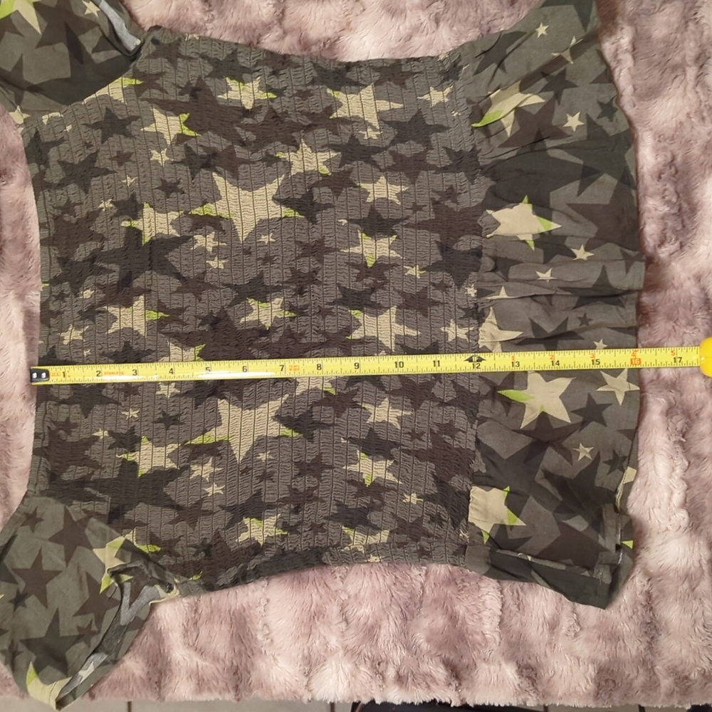 🚨3/$20! 🚨 Candie's Camo Star Print Ruffle Hem Crop Top Medium - Picture 2 of 6